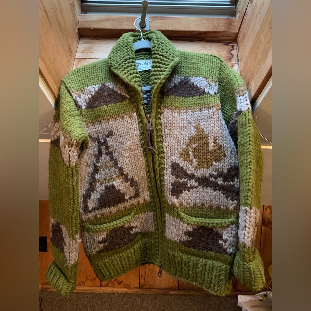 Granted hand-knit zip-up sweater size Small green outdoor scenes